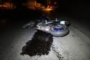 İzmir’de kaldırıma çarpan motosiklet metrelerce sürüklendi: 1 ölü, 1 yaralı