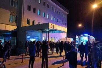 İzmir’de minibüs traktör römorkuna çarptı: 3 yaralı