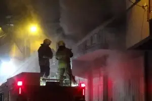 İzmir'de mobilya atölyesinde yangın