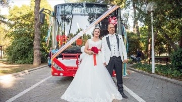 İzmir'de otobüs şoförlüğü özne çift, nikaha süsledikleri şehremaneti otobüsüyle gitti
