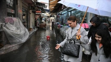 İzmir'de sağanak su baskınlarına bozukluk oldu