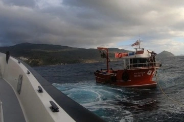 İzmir'de sürüklenen tekneyi sahil Sahil Güvenlik ekibi kurtardı