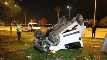 İzmir’de takla atan arabanın sürücüsü fenomen yerinden kaçtı