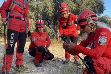 İzmir'deki depremde oğlunu kaybetti, yardım düşüncesince enkaz alanına koştu