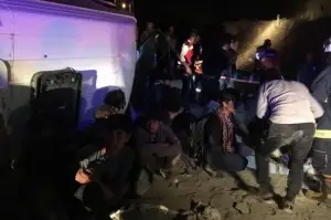 Kaçak mülteci taşıyan minibüs devrildi: 3'ü ağır, 9 yaralı