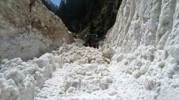 Kaçkar Dağları'ndaki plato yollarında takımlar şetaret evveliyat kar mesaisinde