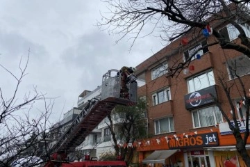 Kadıköy'de 6 katlı binada korkutan yangın