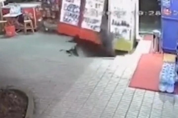 Kadıköy'de bina önünde korkutan çökme kamerada