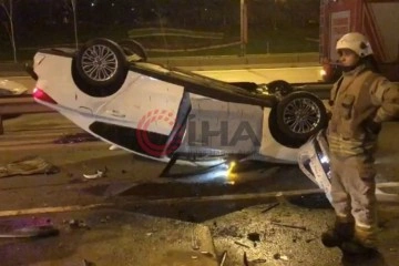 Kadıköy’de direksiyon hakimiyetini kaybeden sürücünün otomobili takla attı