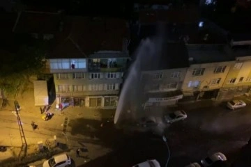 Kadıköy'de İSKİ'ye ait su borusu patladı, yol göle döndü