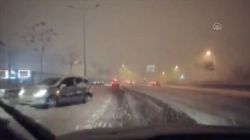 Kadıköy'de kar yağışı zımnında kayan araba dar yöne döndü