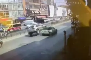 Kadıköy’de lüks araçla sollamada feci kaza: 2 yaralı
