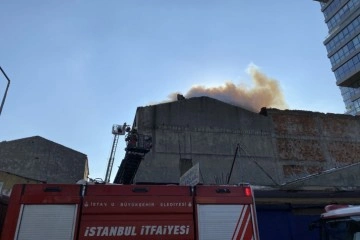 Kadıköy’de metruk binanın çatısında yangın