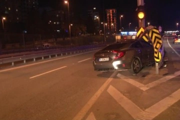 Kadıköy’de otomobil bariyere ok gibi saplandı: 3 yaralı