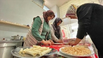 Kadınların hazırladığı yiyecekler "Hatunlar Sofrası"nda hasılata dönüşüyor