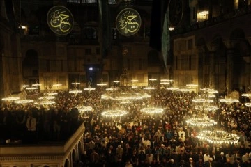Kadir Gecesi İstanbul'daki camilerde coşkuyla algı ediliyor