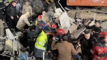 Kahramanmaraş'ta 3 şahsiyet aile, depremden 73 zaman sonraları enkazdan kurtarıldı