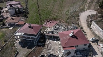 Kahramanmaraş'ta depremde oluşan patlak Çiğli Mahallesi'ni ikiye böldü