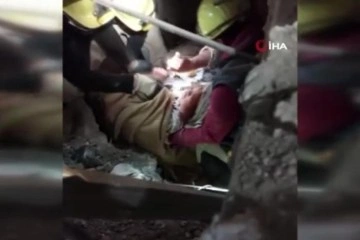 Kahramanmaraş'ta depremden 95 saat sonra yaşlı bir bayan enkazdan sağ çıkarıldı