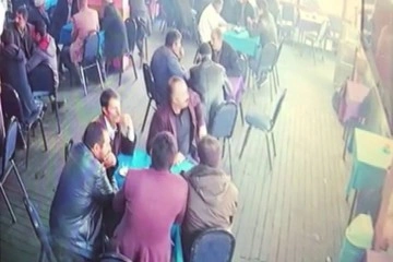 Kahvehanedeki vatandaşların depremden kaçış anı güvenlik kamerasına yansıdı