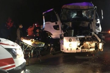 Kamyon, tır ve otobüsün karıştığı kazada 2 kişi yaralandı