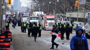 Kanada polisi, kamyoncuların protestosuna hakkında karışma arayışında
