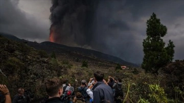 Kanarya Adaları'nda yüzlerce evi püskürtü altında bırakan yanardağdaki alevlenmiş patlamalar sürüyor