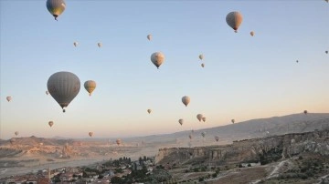 Kapadokya semalarını ay açık bayraklarla donatılan balonlar süsledi