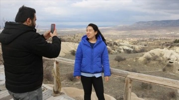 Kapadokya'da canlı Çinli eş gezim elçisi üzere çalışıyor