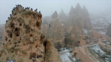 Kapadokya'daki peribacaları sisle beraberce görüntülendi