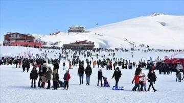 Kar festivali ayrımlı illerden binlerce kişiyi Hakkari'de buluşturdu
