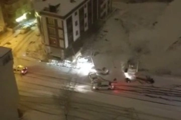 Kar nedeniyle duramayan sürücü araca ve motosiklete çarptı