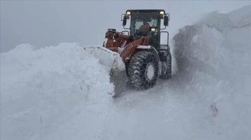 Kar timi 'insan boyunu aşan karla' mücadele ediyor