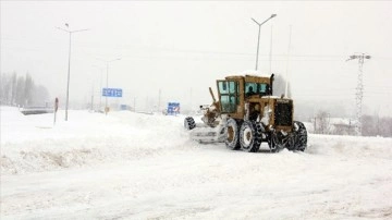 Kar ve tipi dolayısıyla kapanan Sivas-Erzincan kara yolu ulaşıma açıldı