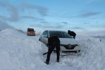 Kar ve tipiden kapanan yolda mahsur kalan Kuveytli 2 turist kurtarıldı