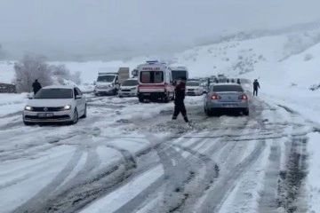 Kar yağışı etkisini gösterdi, onlarca araç yolda kaldı