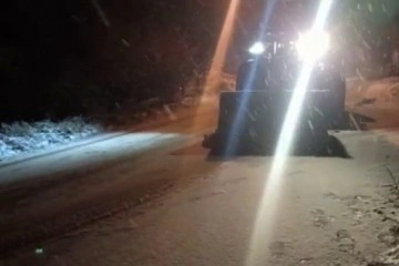 Karda yolda kalan yolcu minibüsü kurtarıldı