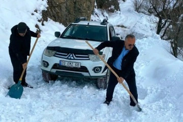 Kardan dolayı yöntemleri kapalı olan köy sakinleri kendi olanaklarıyla yollarını açıyorlar
