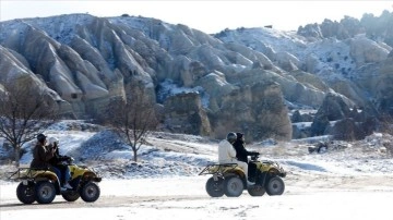 Karla kaplanan Kapadokya turistlerin takdirini topladı