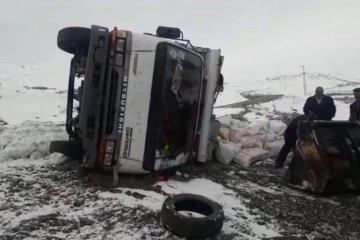 Karlı yolda kayan kamyonet yan yattı