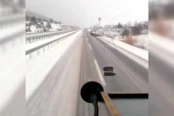 Karlı yolda takla atan otomobil kameraya yansıdı