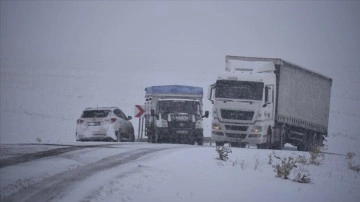 Kars-Göle yağız yolunda&#160;kar yağışı, sürücülere çetince anlamış olur yaşattı