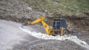 Kars'ta müşterek kısmı kardan bağlı yayla yolu ekiplerin çalışmasıyla ulaşıma açıldı