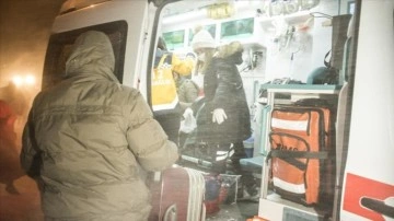 Kars'ta veladet sancısı süregelen avrat ekiplerce hastaneye ulaştırıldı