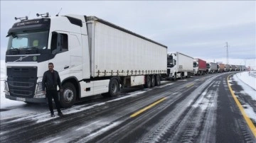 Kars'ta can alıcı bulunan kar yağışı ve tipi yüzünden sürücüler yolda kaldı