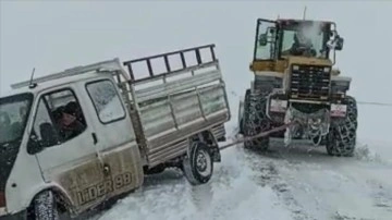Kars'ta kar zımnında yolda artan vesait kurtarıldı
