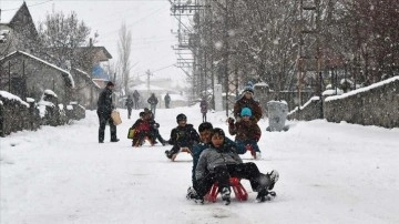 Kars'ta kar tatilini punt bilici dallar kızakla zayi kar hepsi oynadı