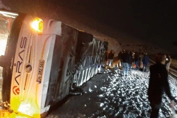 Kars'ta yolcu otobüsü devrildi! Ölü ve yaralılar var