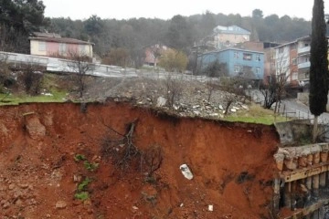 Kartal’da şiddetli yağış inşaatta toprak kaymasına neden oldu