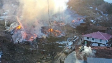 Kastamonu'da ortak köyde çıkan yangında 15 ev kullanılamaz duruma geldi